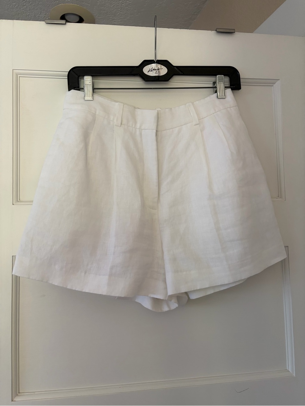 Aritzia Babaton Pleated High Rise Linen Mini Short in White Size 4